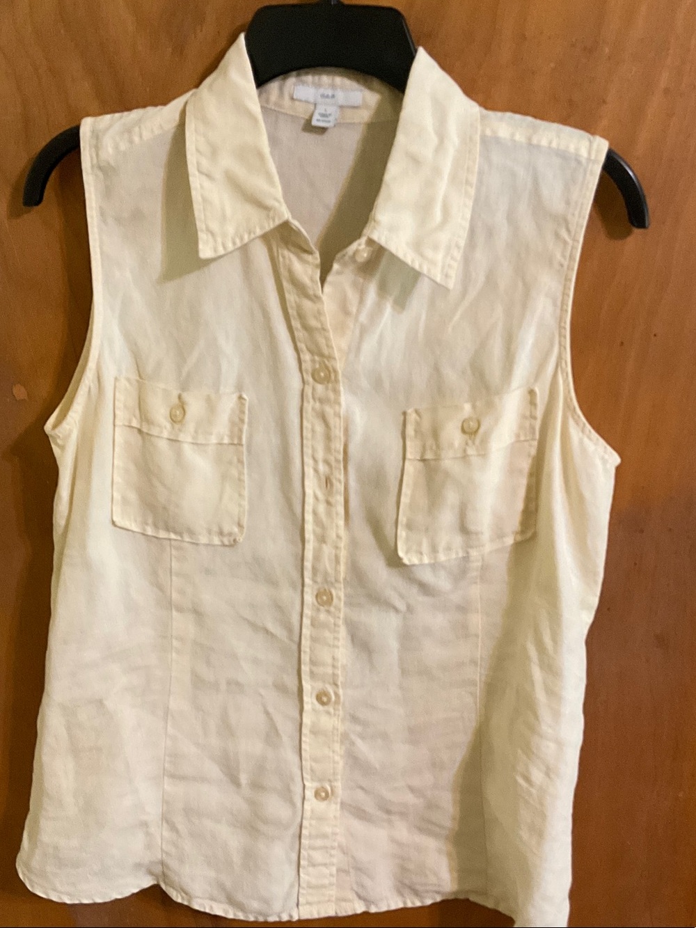 GAP Sleeveless Button-Down Top in Pale Cream